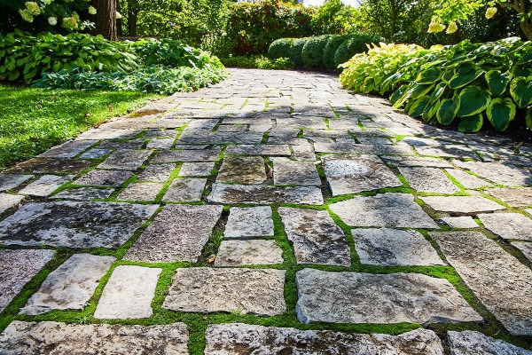 Pavimentazioni esterne: I materiali perfetti per patii, terrazzi e giardini